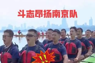 ⚽&?沙特首位女性网球运动员雅拉观战利雅得胜利，与C罗合影