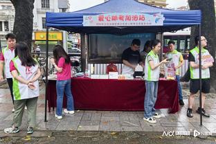 一起来感受雨天踢球的快乐！